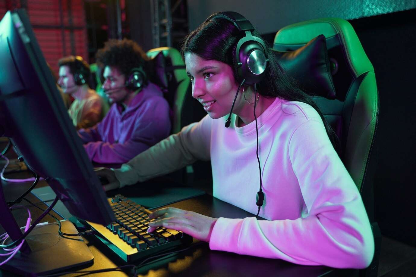 young teens using discord while gaming