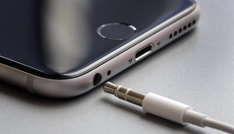 iphone with headphone port and jack
