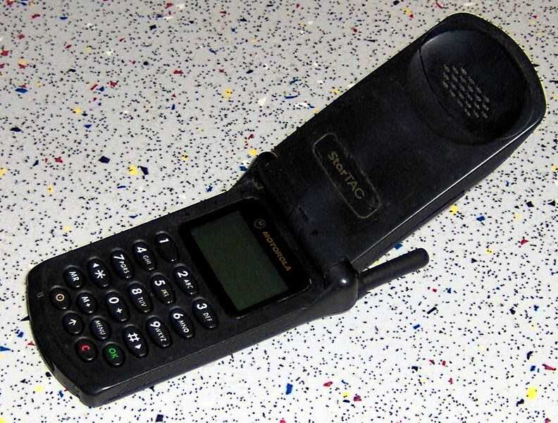 Do flip ao tijolão: loja se especializa em vender celulares 'das antigas