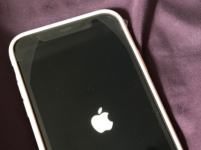 iphone travado na logo da apple