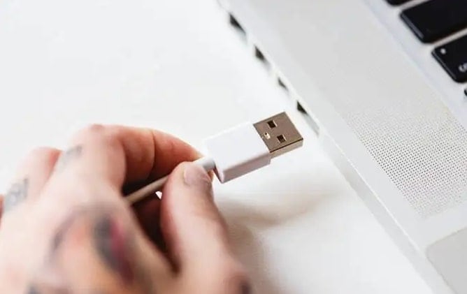 منافذ وكابلات USB