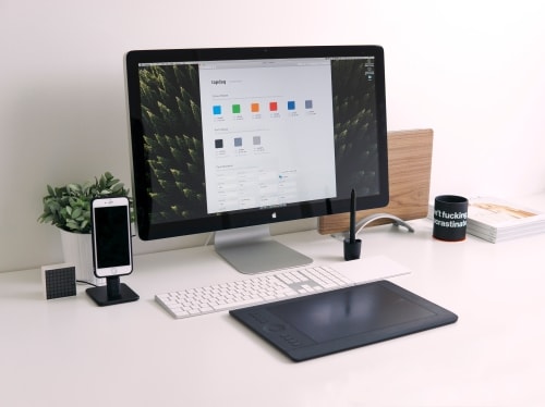 mac and iphone desk setup