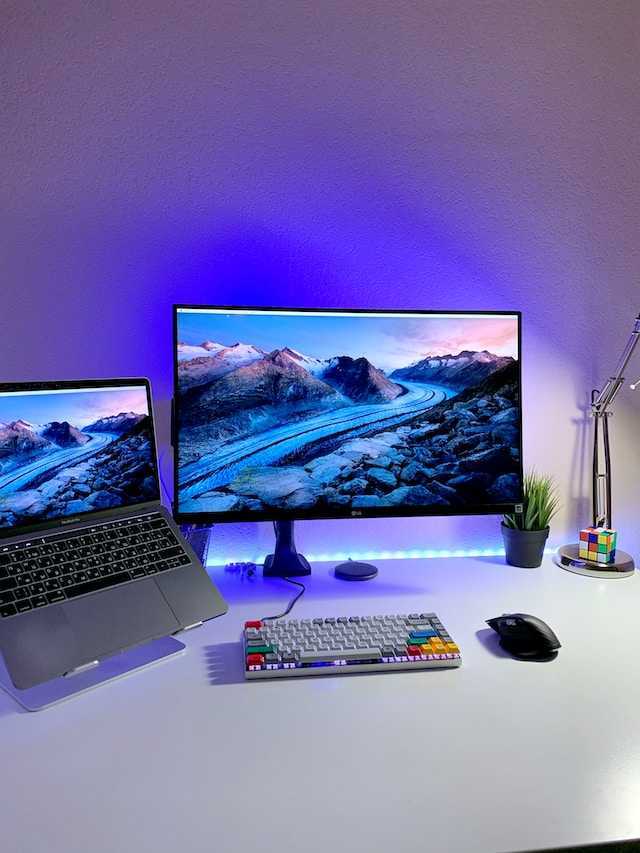 portátil y computadora sobre una mesa