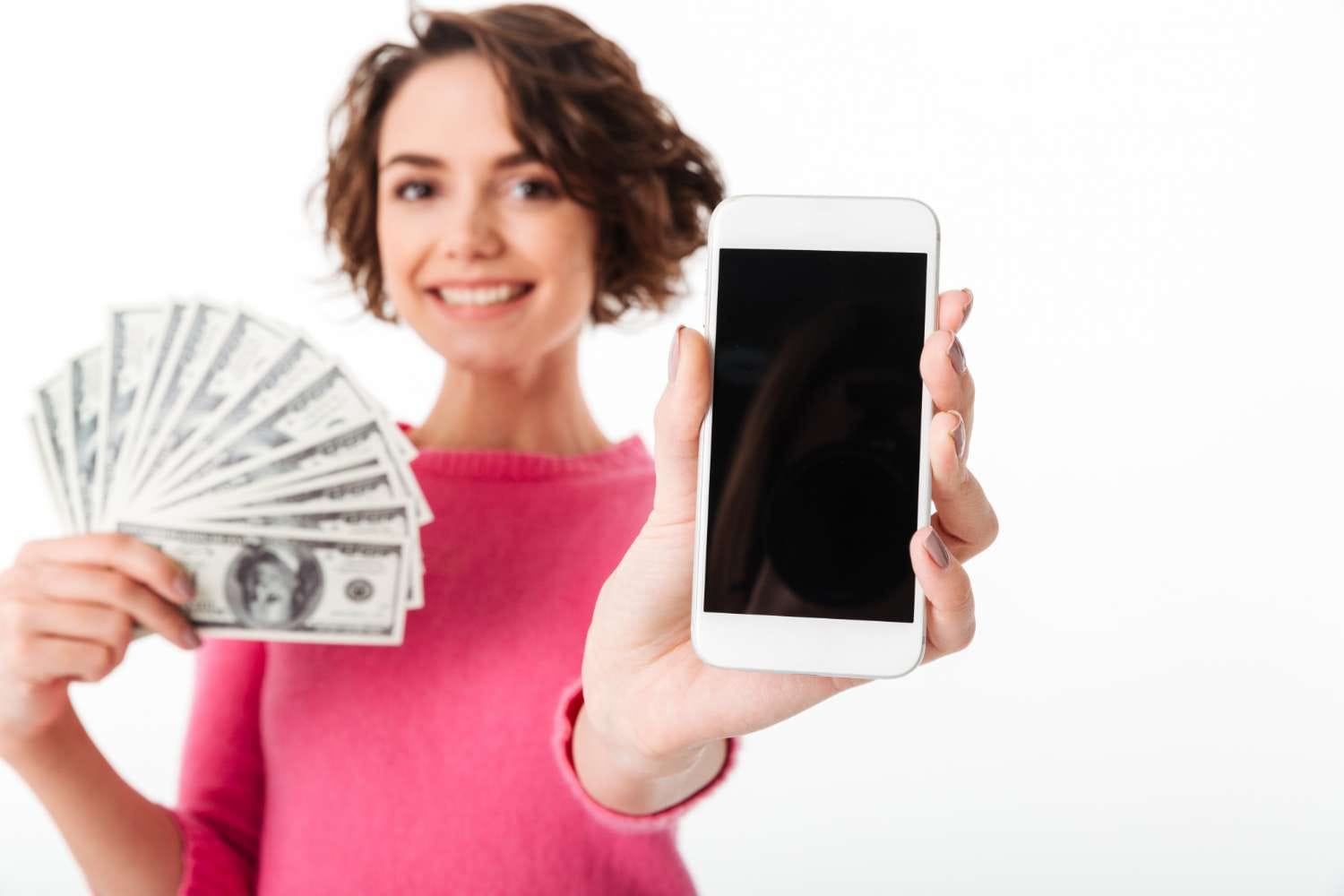 Una mujer vendiendo su telÃ©fono por dinero