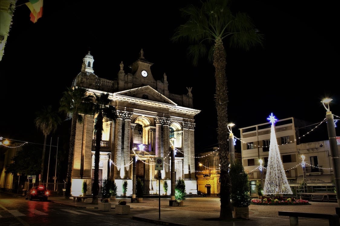 Una catedral durante la temporada navideña