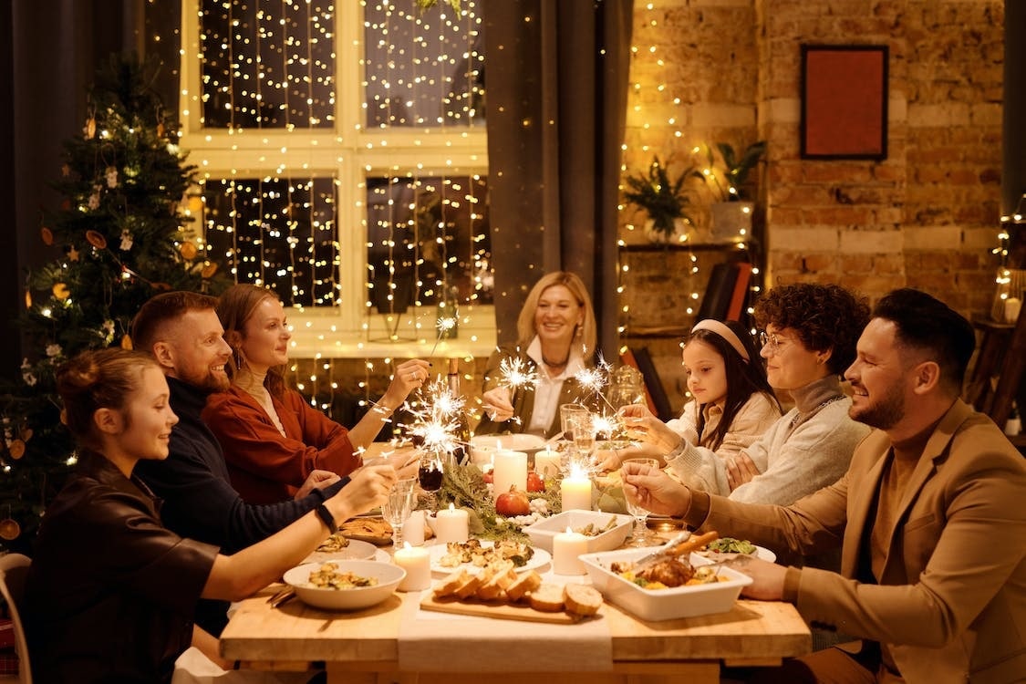 Navidad con la familia en la mesa de la cena.