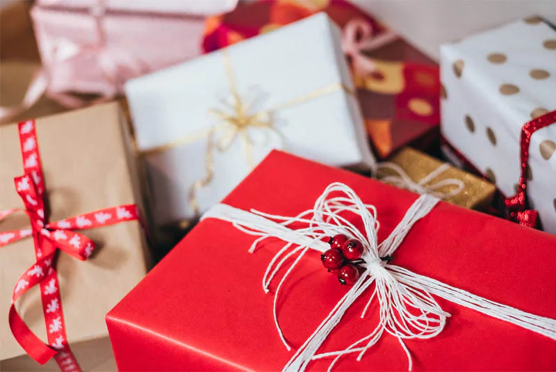 Préparer les cadeaux de Noël pour maman