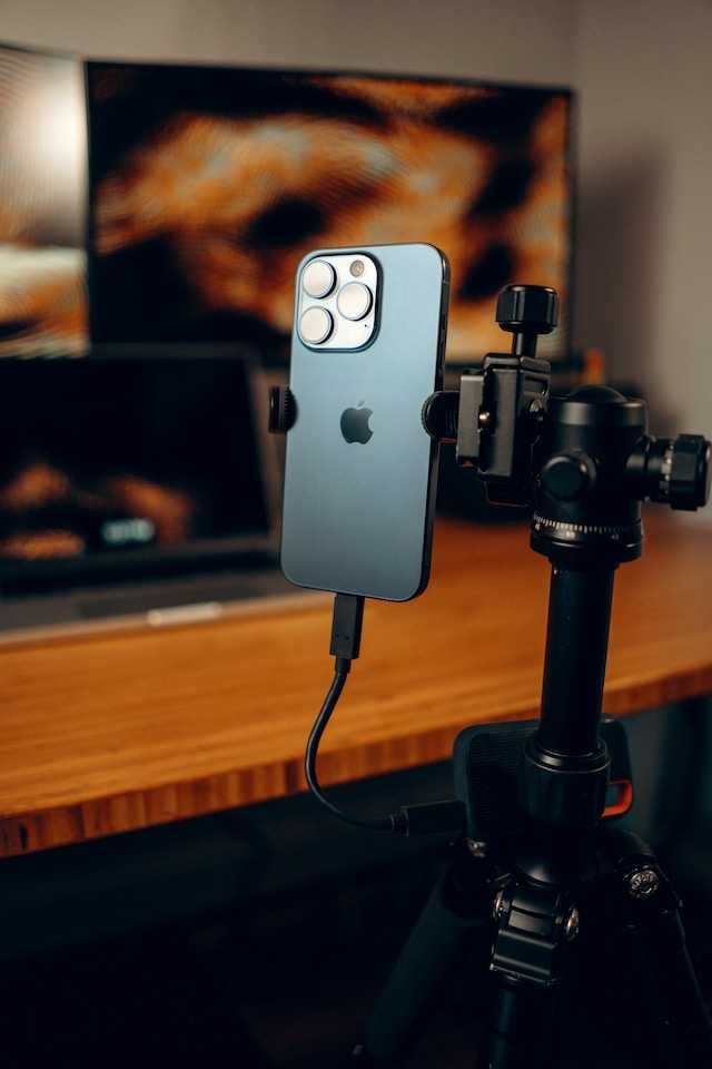 جهاز iphone 15 pro على حامل ثلاثي الأرجل