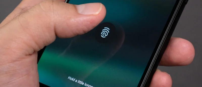 Presiona suavemente el sensor de huellas digitales