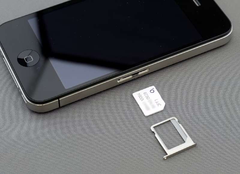 Take out the SIM card to fix invalid SIM card