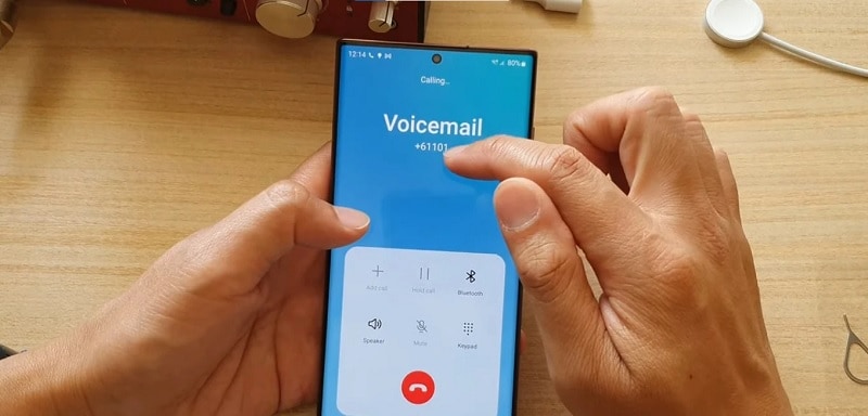 person using samsung s24 ultra voicemail