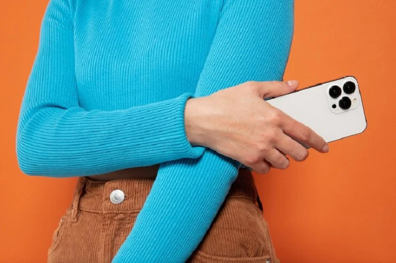 staande vrouw met haar smartphone in de hand