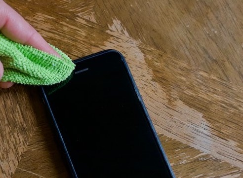 clean the speakers of your iphone