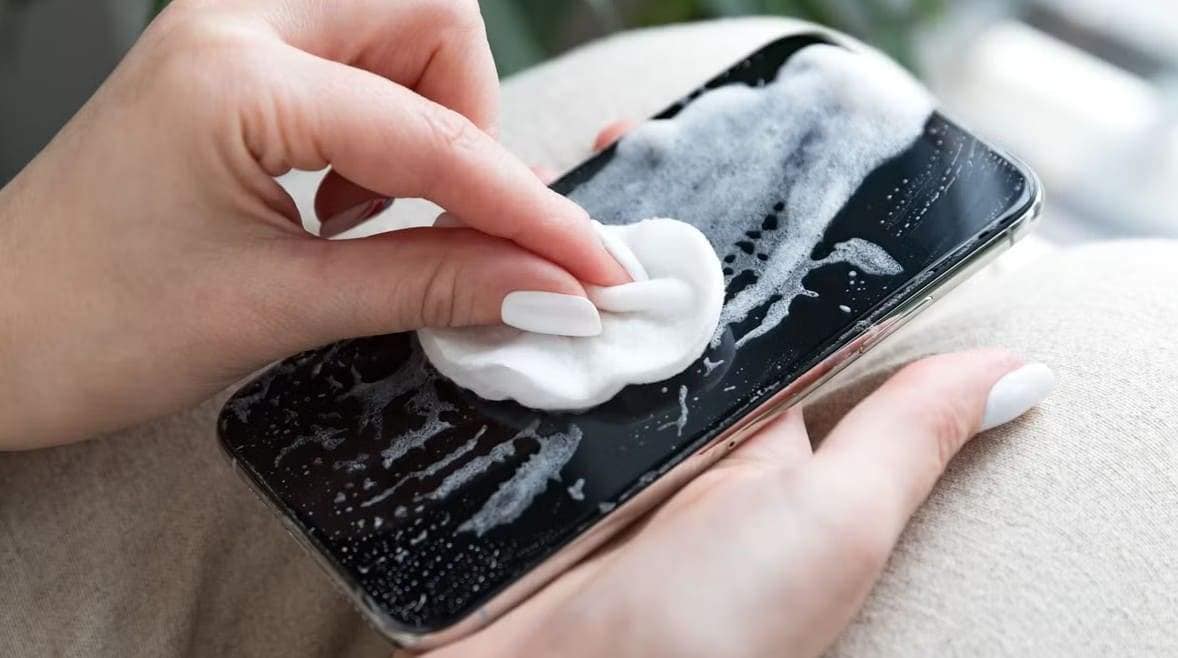 clean the phone