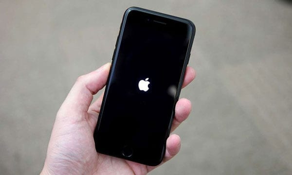 iphone steckt beim apple logo fest