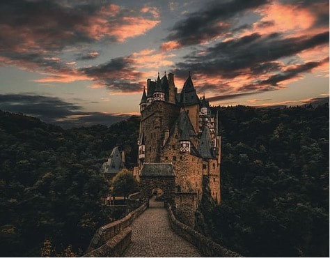 castillo mágico en las montañas