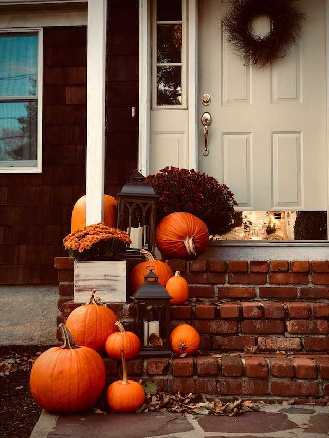 Decoraciones de otoño de acción de gracias en la escalera