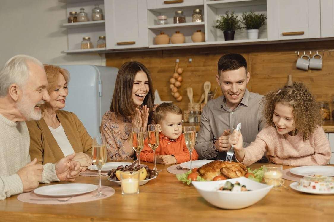 Una familia celebrando Acción de Gracias