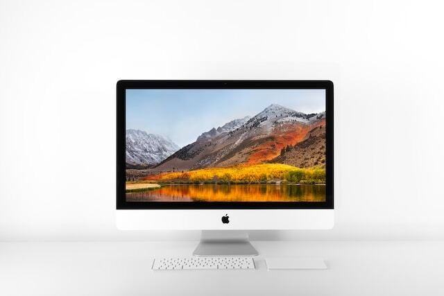 mac desktop sobre una mesa