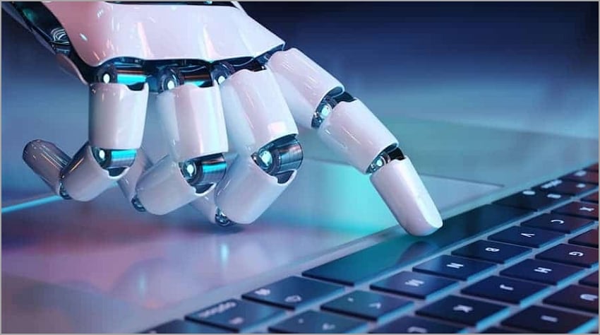 mãos de robô num teclado