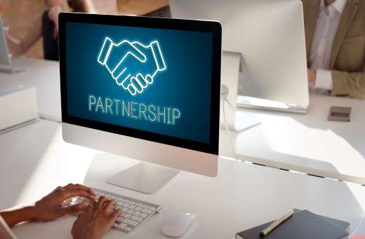 concept de partenariat affiché sur un ordinateur de bureau