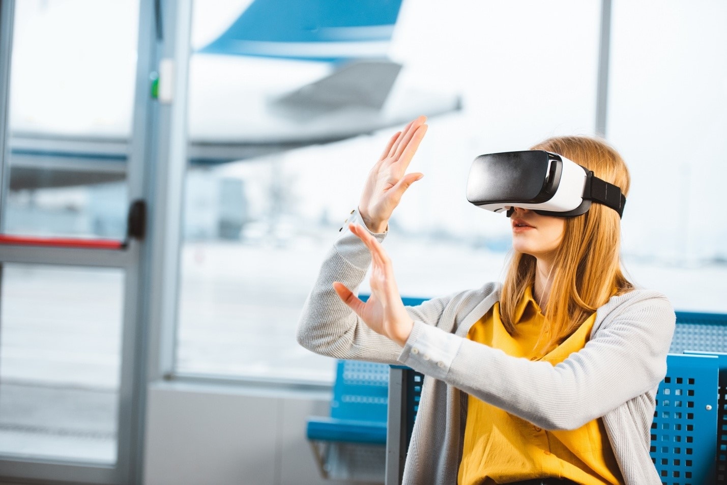 Интерактивные экскурсии стоковое изображение. Виртуальная реальность в торговом центре. VR общение. Общение через VR].