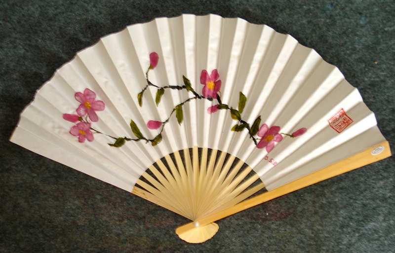 painting wooden hand fans