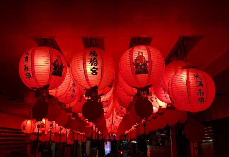 red lantern attracts good fortune