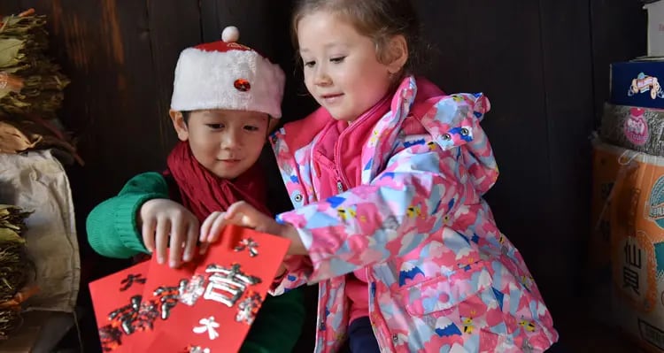 Children with red envelopes