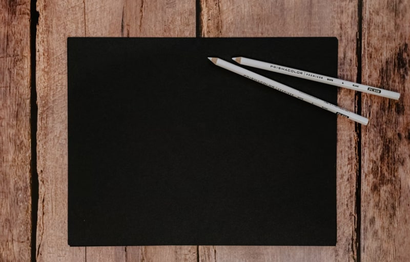 Black Blackboard e matite da disegno