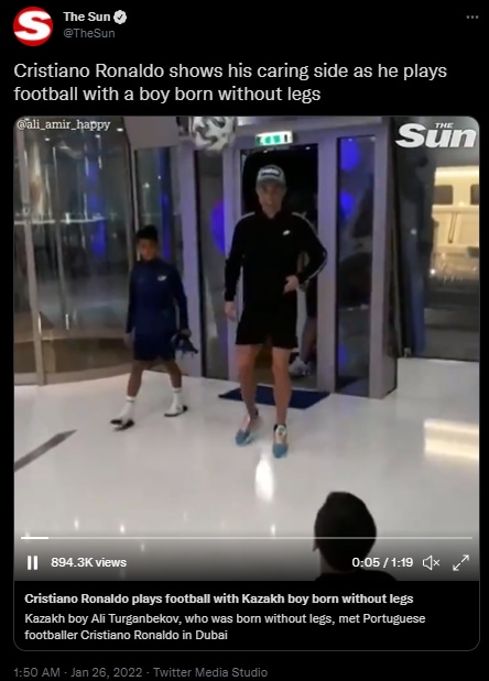Ronaldo spielt Fußball mit einem Jungen ohne Beine