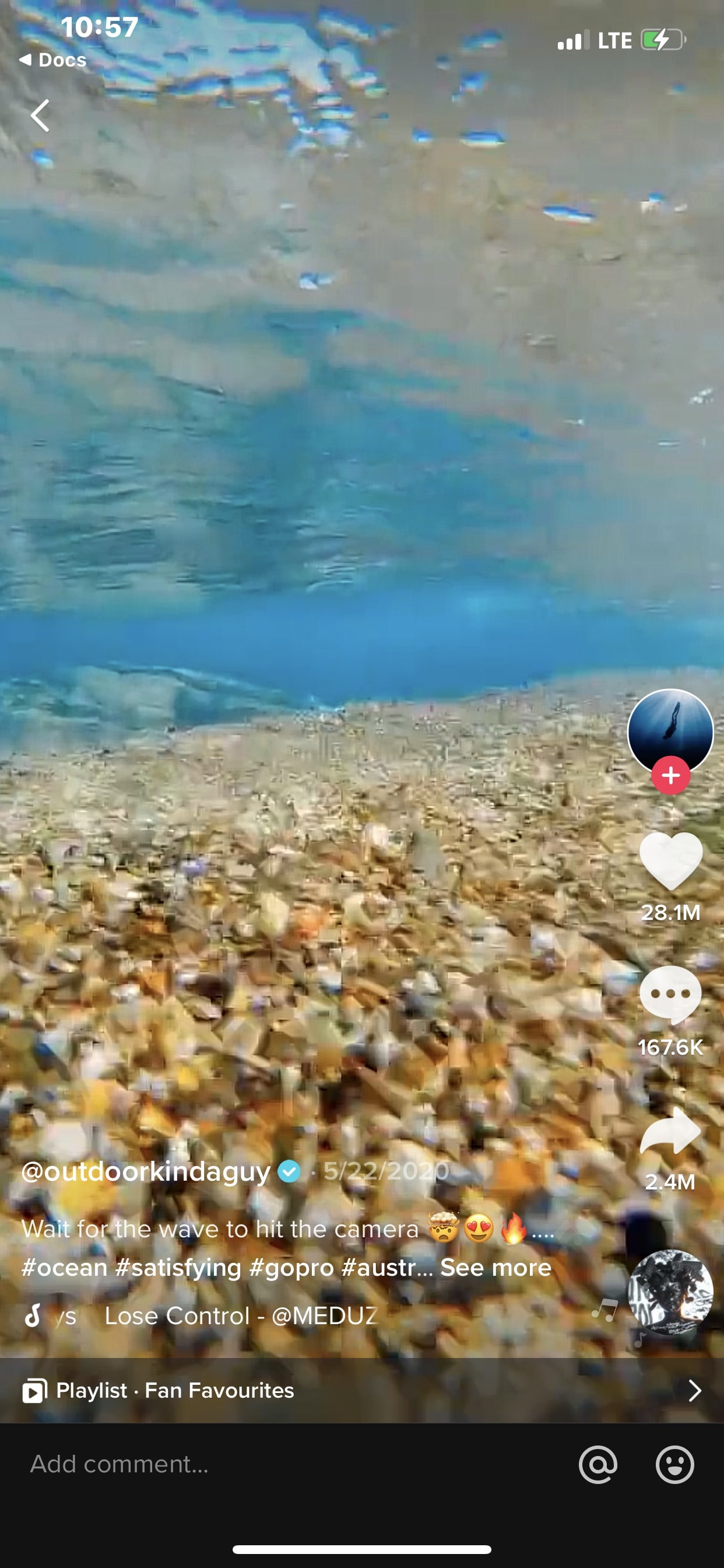 Screenshot einer Welle, die auf die Kamera trifft Tiktok viral video 
