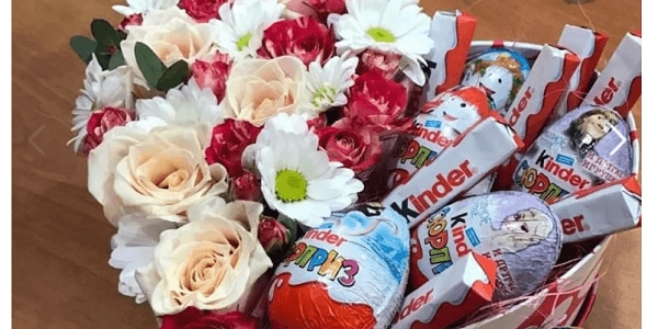 Geschenk zum weißen Tag - Süßigkeiten und Blumen