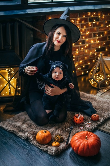 shoot photo with babay and pumpkin