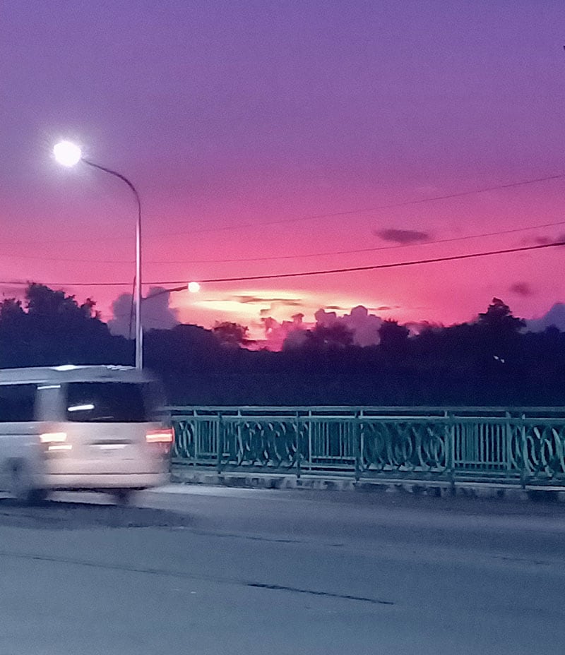 merekam video time lapse matahari terbenam