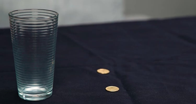 Bicchiere e due monete