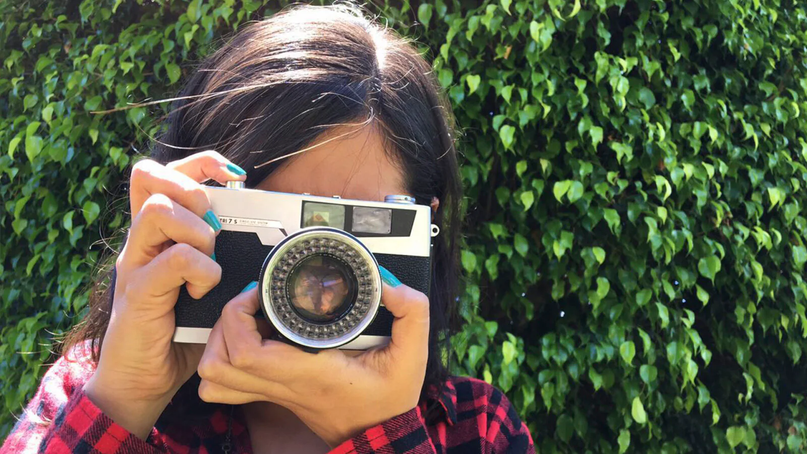 una ragazza che fa video con musica comica di sottofondo 