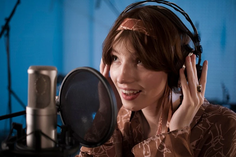 femme chantant devant un microphone