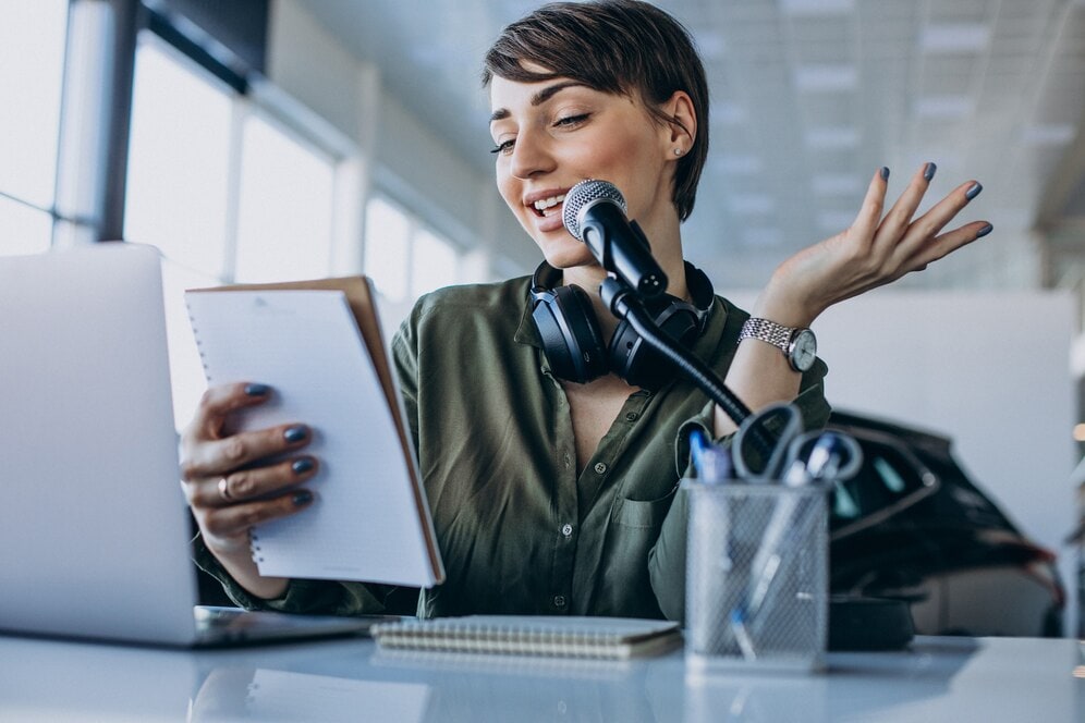 mujer sonriendo grabando su voz