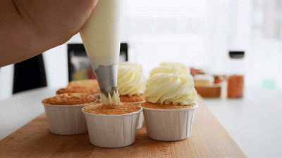 piping cream on cake