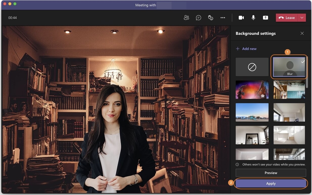 Tính năng video background blur của Microsoft Teams giúp làm mờ phông nền và tạm biệt với những phân afis khi tham gia cuộc họp trực tuyến. Từ giờ, bạn sẽ không phải lo lắng về những phong cảnh đang xảy ra phía sau mà có thể tập trung hoàn toàn vào nội dung của cuộc họp. 