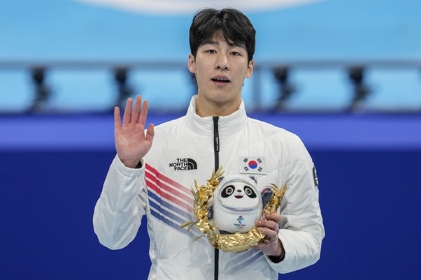 hwang الحاصل على الميدالية الذهبية