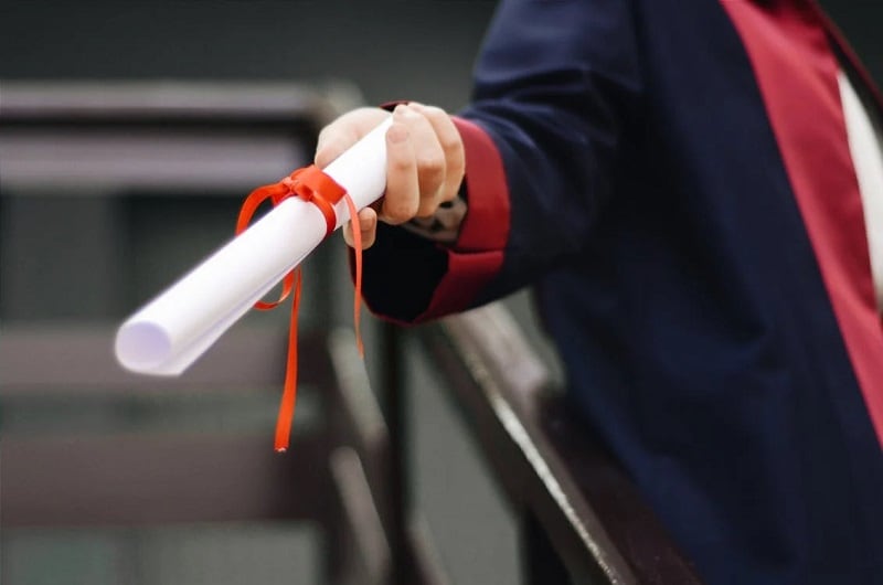 sending graduation invitation to friends