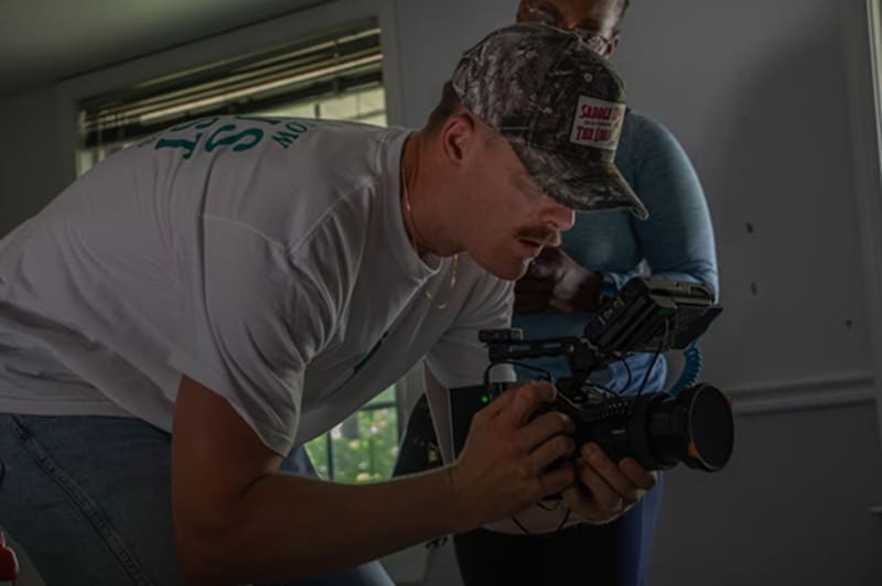 caminhar com cuidado dobrando os joelhos