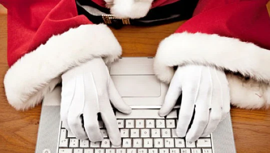 papai noel digitando em um teclado 