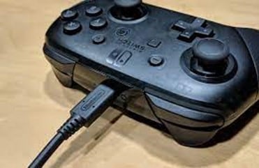 switch-pro-controller-connected-with-cable