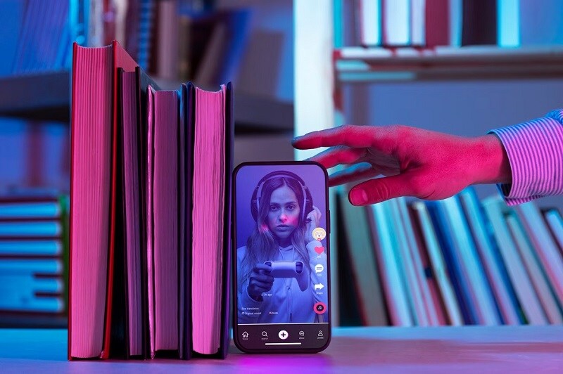 content creator using vertical aspect ratio