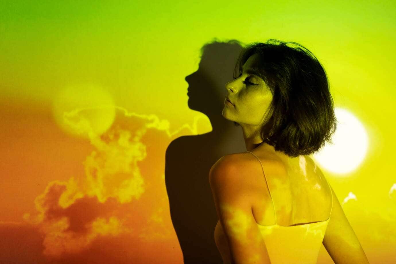 femme posant avec effet de lumière