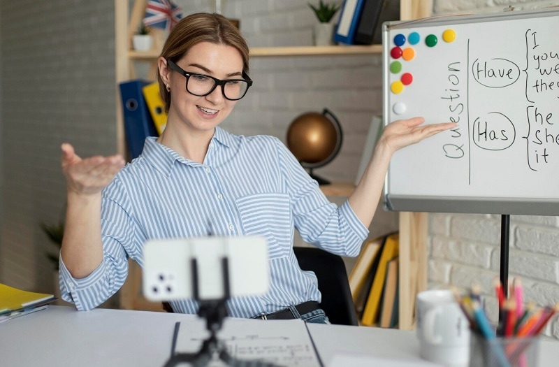 woman teaching content online