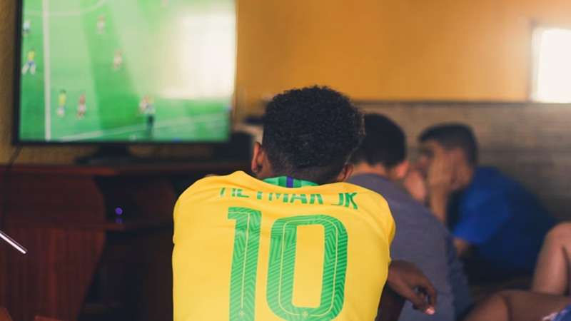 TV로 축구 중계를 시청하는 장면